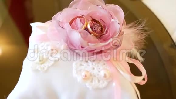 粉红色花朵上的结婚戒指视频的预览图