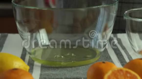 女人用橘子果冻甜点煮巧克力慕斯视频的预览图