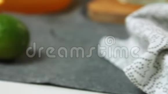 用橘子果冻在巧克力慕斯配料上淘洗视频的预览图