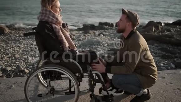 向残疾女友表达爱意的男人视频的预览图