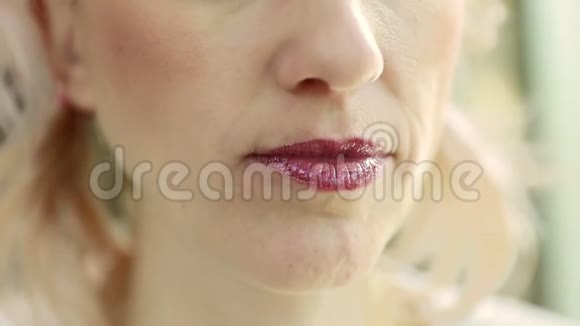 女人吃一勺冰淇淋视频的预览图