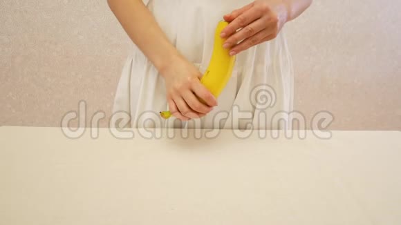女孩打扫黄色香蕉视频的预览图