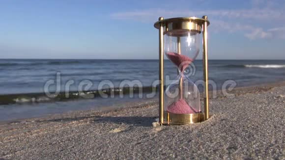 海边有粉红色沙子的玻璃视频的预览图