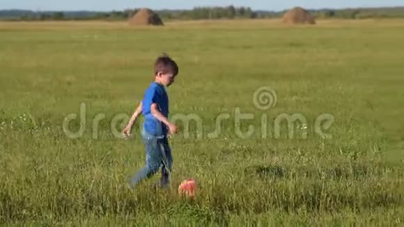 在户外打球的小男孩视频的预览图