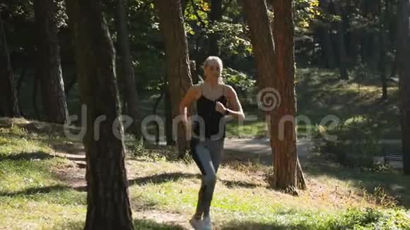 女人在森林里奔跑视频的预览图
