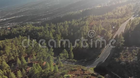 空中射击飞越一条新的柏油山公路汽车正在这条公路上行驶新的道路标记簪子视频的预览图