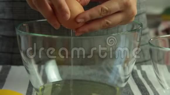 女人用橘子果冻甜点煮巧克力慕斯视频的预览图