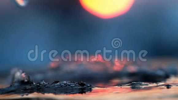 冰冻的日落肥皂泡在最后一个黄昏冻结视频的预览图
