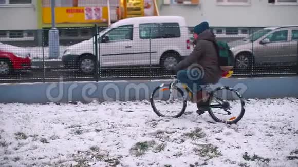 那家伙在院子里的雪地里骑自行车视频的预览图