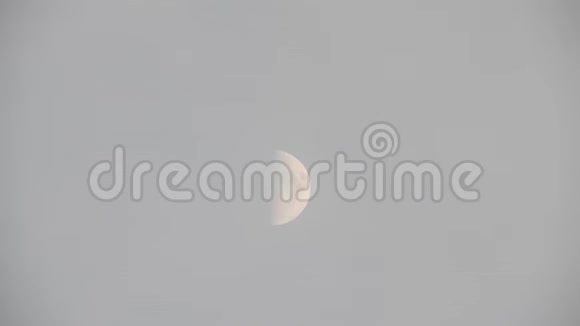 夜空中有云的月亮视频的预览图