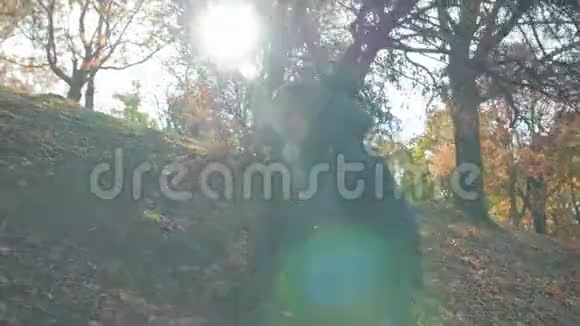 女孩在秋天的公园里散步视频的预览图
