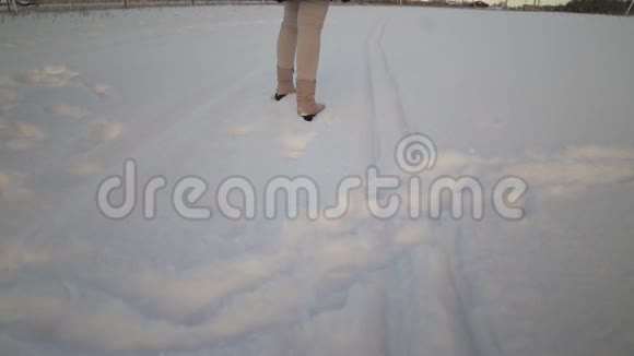 深雪中的人类脚印视频的预览图