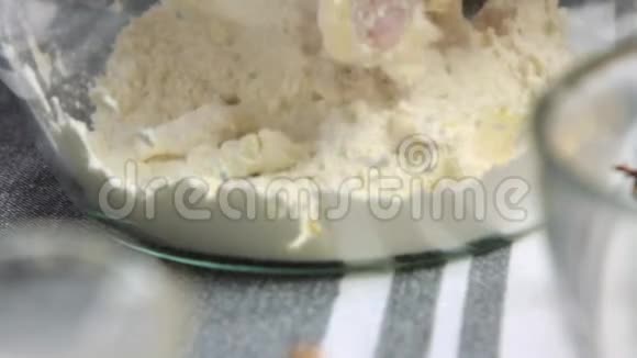 乳蛋饼食品收据的混合原料和鲜花视频的预览图