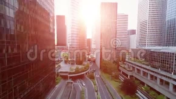 天际线地区直升机飞越城市景观摩天大楼视频的预览图