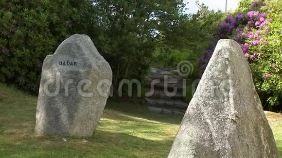 大型岩石墓碑视频的预览图