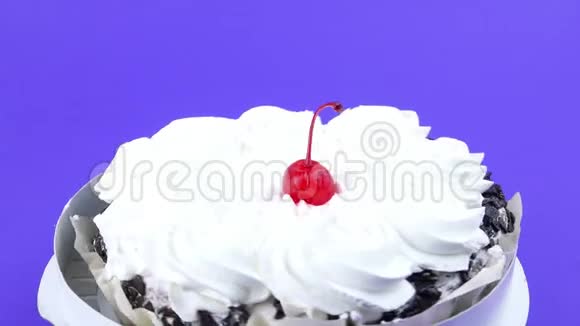 樱桃在蛋糕上加白色奶油冻视频的预览图
