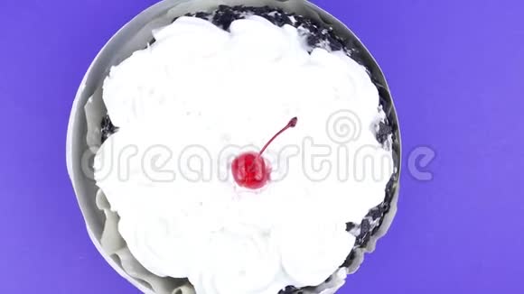 樱桃在蛋糕上加白色奶油冻视频的预览图