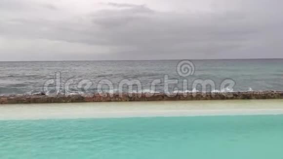 热带海滩有雨5视频的预览图