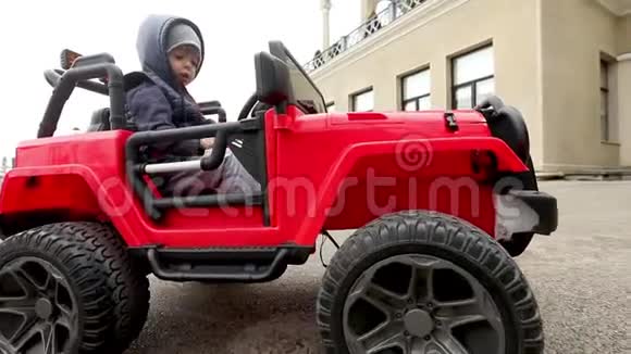 男孩骑玩具车视频的预览图