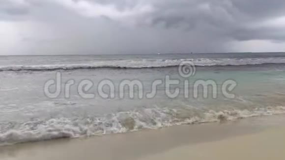 热带海滩有雨4视频的预览图