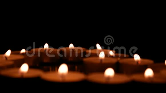 许多在黑暗中燃烧的蜡烛视频的预览图