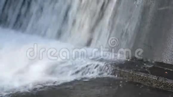 瀑布的特写镜头视频的预览图