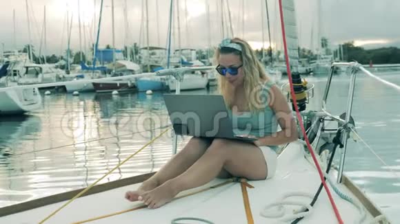 一位帆船上的女士在视频通话中很高兴视频的预览图