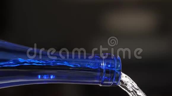 从玻璃瓶里倒出的水视频的预览图