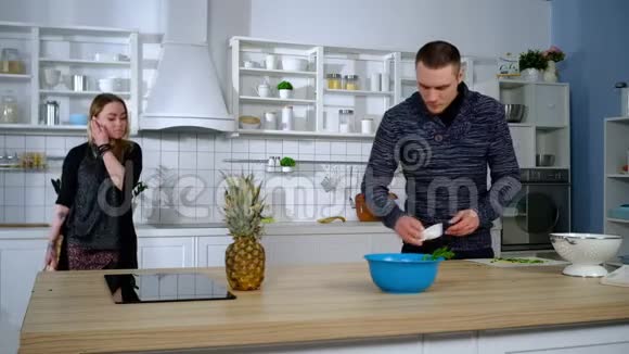 年轻夫妇打扫厨房视频的预览图
