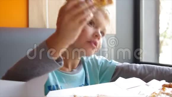 那个男孩吃了披萨视频的预览图