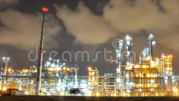 石油和化工厂夜景时间流逝视频的预览图