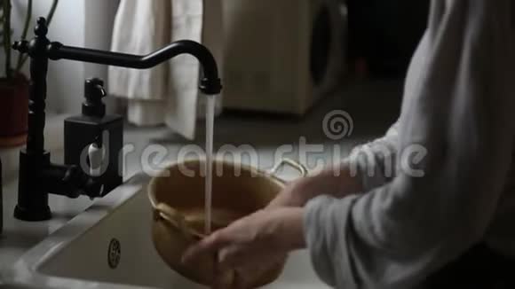 女人在厨房里洗了个锅视频的预览图