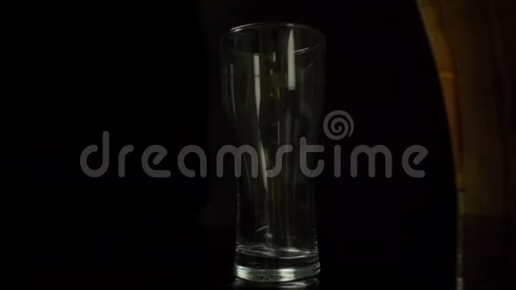 啤酒灌杯过程视频的预览图