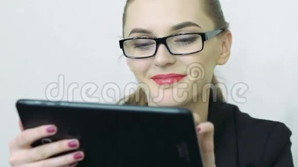 女性面部特写看数码平板电脑屏幕视频的预览图