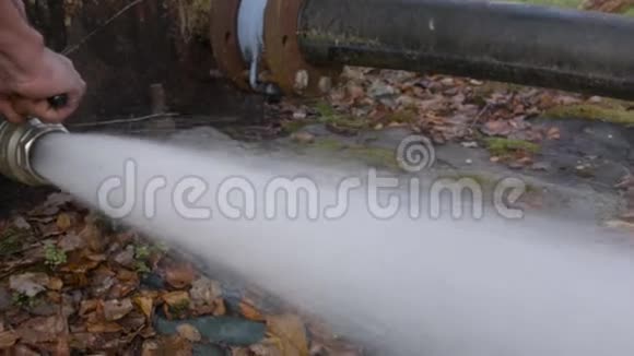 水从管道里流出视频的预览图