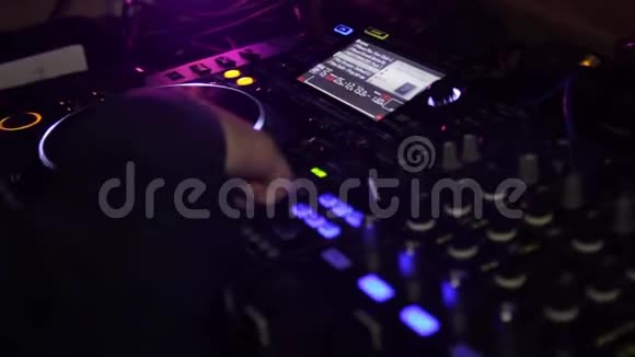 俱乐部的DJ控制台视频的预览图
