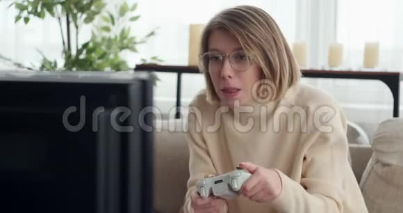 女人在家玩电子游戏视频的预览图