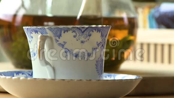 一杯茶杯和茶壶视频的预览图