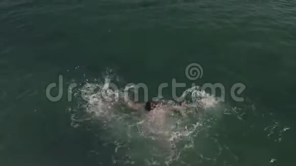 淹死在海里的人视频的预览图