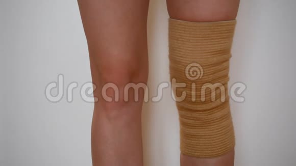 用弹性支撑伤膝视频的预览图