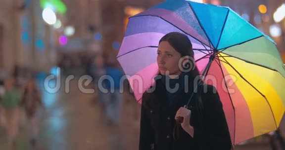 两个女朋友在雨夜见面视频的预览图
