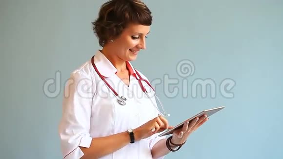 一位年轻的女医生在用数码平板电脑视频的预览图