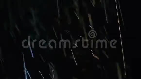 灯光下的雨视频的预览图