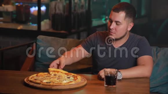 在酒吧里吃披萨的人视频的预览图