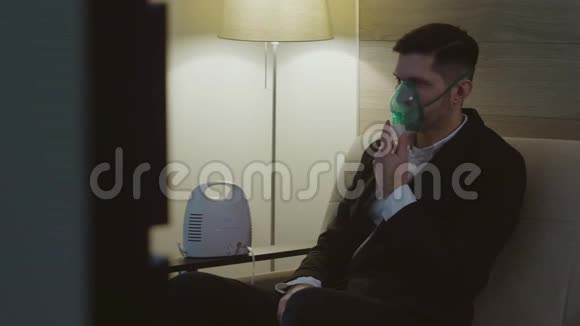 一个人通过吸入器面罩吸入视频的预览图