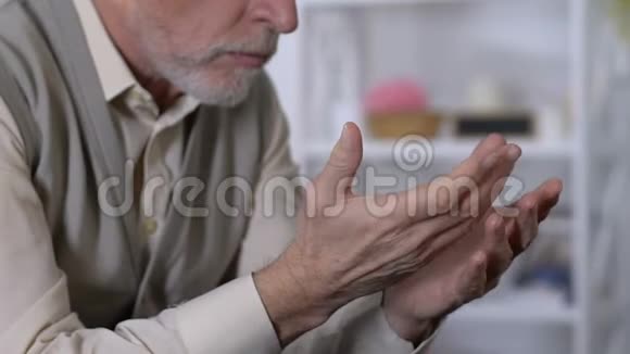 在康复中心看颤抖双手的老男性帕金森氏病视频的预览图