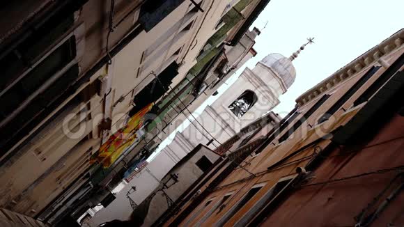 在意大利卡利街中间塔楼在中间视频的预览图
