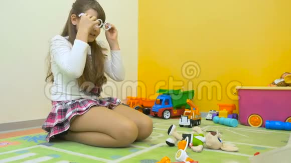 小女孩在房间里玩玩具的医生视频的预览图