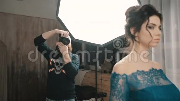 女模特在摄影棚里摆姿势拍照视频的预览图