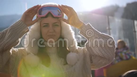 滑雪场上的快乐女人坐在户外咖啡馆里享受着夕阳的余晖视频的预览图